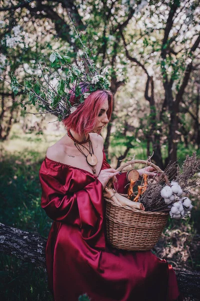 Fille Cheveux Rouges Roux Sous Forme Druide Dans Les Pommiers — Photo