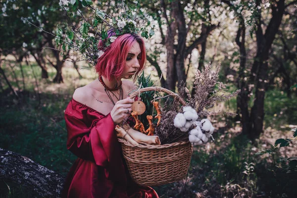 Menina Cabelo Vermelho Vermelho Forma Druida Árvores Maçã — Fotografia de Stock