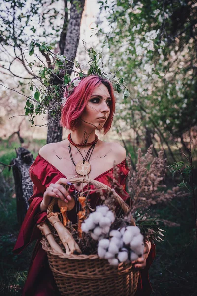 Menina Cabelo Vermelho Vermelho Forma Druida Árvores Maçã — Fotografia de Stock