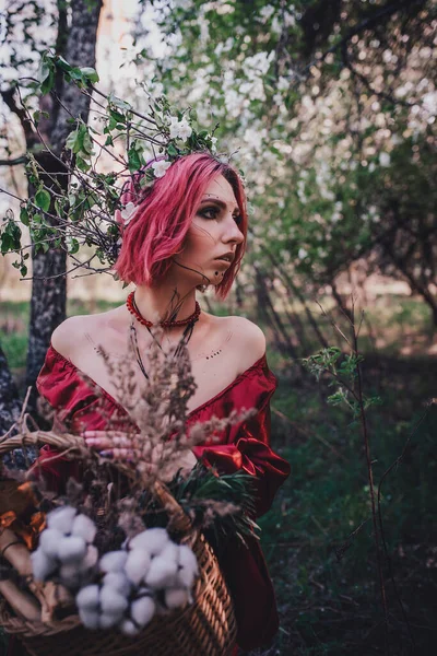 Menina Cabelo Vermelho Vermelho Forma Druida Árvores Maçã — Fotografia de Stock