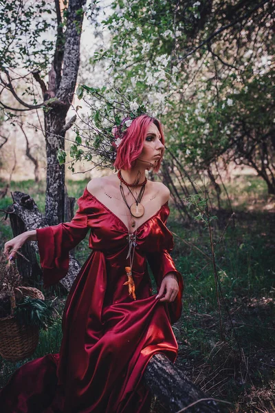 Menina Cabelo Vermelho Vermelho Forma Druida Árvores Maçã — Fotografia de Stock