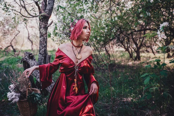 Meisje Rood Rood Haar Vorm Van Een Druïde Appelbomen — Stockfoto