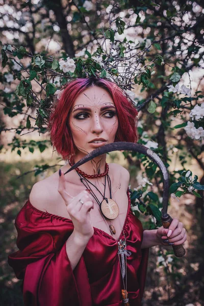 Kırmızı Saçlı Elma Ağaçlarındaki Druid Şeklinde Bir Kız — Stok fotoğraf