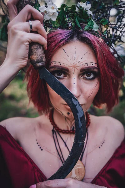 Menina Cabelo Vermelho Vermelho Forma Druida Árvores Maçã — Fotografia de Stock