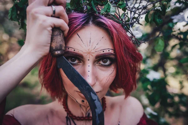 Menina Cabelo Vermelho Vermelho Forma Druida Árvores Maçã — Fotografia de Stock