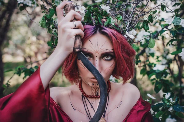 Menina Cabelo Vermelho Vermelho Forma Druida Árvores Maçã — Fotografia de Stock