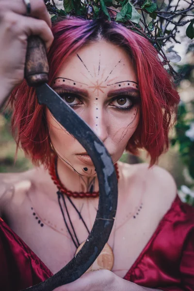 Menina Cabelo Vermelho Vermelho Forma Druida Árvores Maçã — Fotografia de Stock