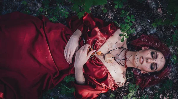 Menina Cabelo Vermelho Vermelho Forma Druida Árvores Maçã — Fotografia de Stock