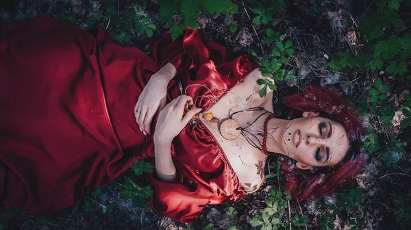 Kırmızı Saçlı Elma Ağaçlarındaki Druid Şeklinde Bir Kız — Stok fotoğraf