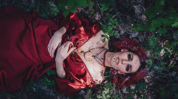 Дівчина Червоному Червоному Волоссі Вигляді Друїда Яблунях — стокове фото