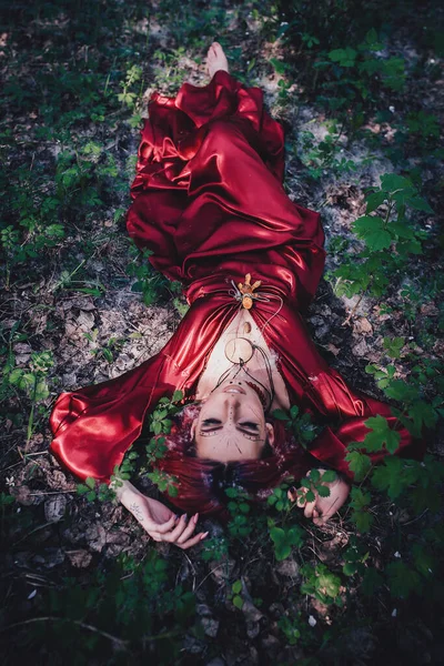 Chica Pelo Rojo Rojo Forma Druida Los Manzanos —  Fotos de Stock