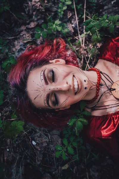 Menina Cabelo Vermelho Vermelho Forma Druida Árvores Maçã — Fotografia de Stock