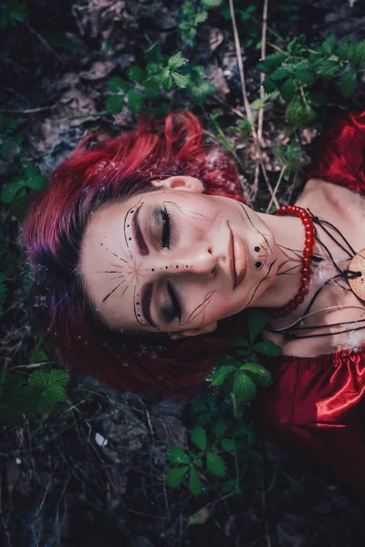 Menina Cabelo Vermelho Vermelho Forma Druida Árvores Maçã — Fotografia de Stock