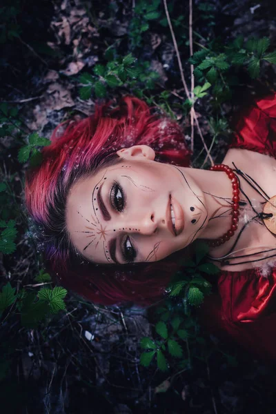 Дівчина Червоному Червоному Волоссі Вигляді Друїда Яблунях — стокове фото