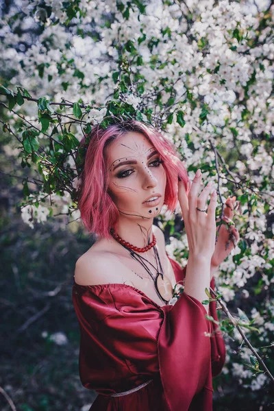 Menina Cabelo Vermelho Vermelho Forma Druida Árvores Maçã — Fotografia de Stock