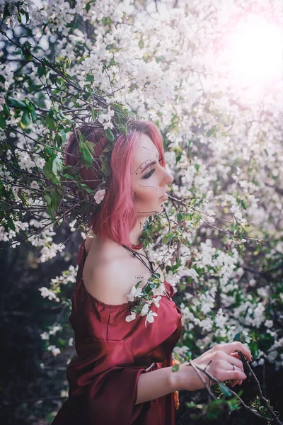 Menina Cabelo Vermelho Vermelho Forma Druida Árvores Maçã — Fotografia de Stock