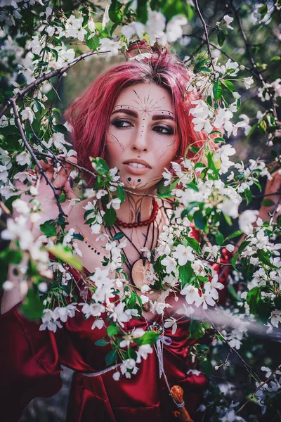 Девушка Красных Рыжих Волосах Виде Друида Яблонях — стоковое фото