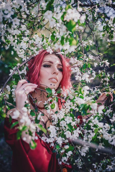 Menina Cabelo Vermelho Vermelho Forma Druida Árvores Maçã — Fotografia de Stock