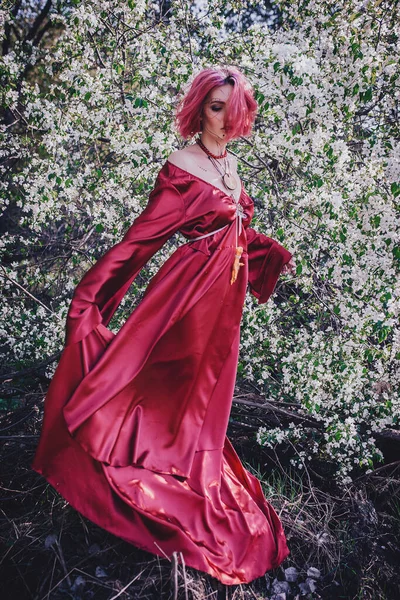 Mädchen Mit Roten Haaren Form Eines Druiden Apfelbäumen — Stockfoto