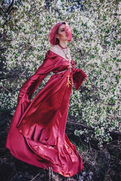 Mädchen Mit Roten Haaren Form Eines Druiden Apfelbäumen — Stockfoto