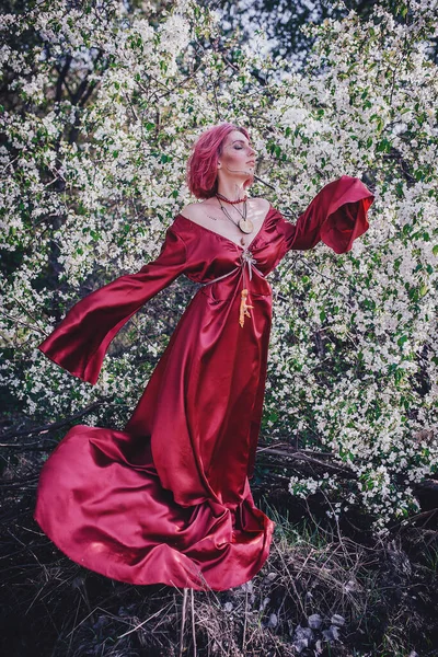 Chica Pelo Rojo Rojo Forma Druida Los Manzanos — Foto de Stock
