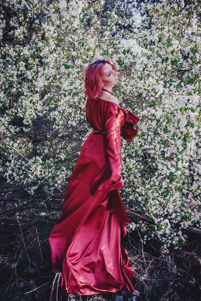 Chica Pelo Rojo Rojo Forma Druida Los Manzanos — Foto de Stock