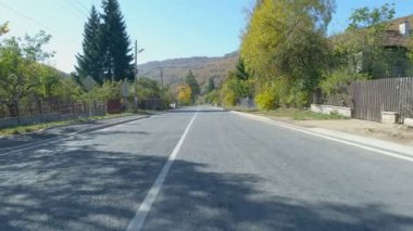 Yolda, İHA 'nın görüntüsü. Bulgar köyünde sonbaharda huzurlu asfalt yol