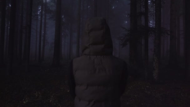 Испуганный турист, потерявшийся в лесу. Потерянный человек пытается связаться с концепцией мобильного телефона — стоковое видео
