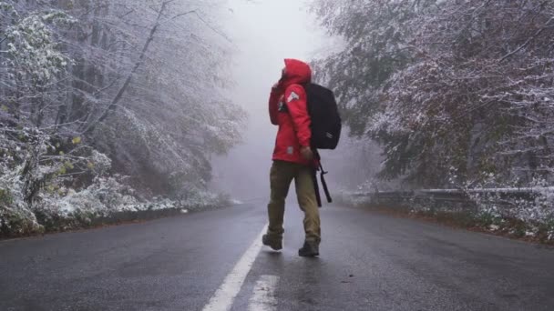 Young tourist lost in the mountain during winter, freezing conditions — Stock Video
