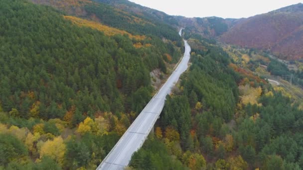 Vista aérea da rodovia com carros dirigindo nele no dia de outono na Bulgária — Vídeo de Stock