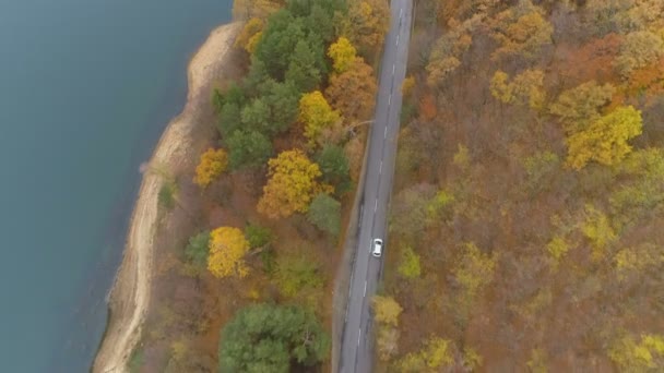 Білий автомобіль швидкості на порожній асфальт дороги, вид зверху — стокове відео