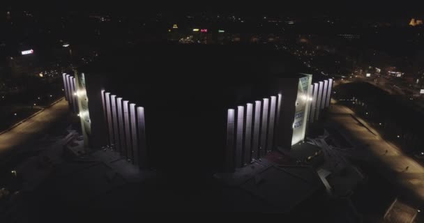 ソフィア・ブルガリア-14 10 2019年:ブルガリア・ソフィアの国立文化宮殿の素晴らしい夜の写真 — ストック動画