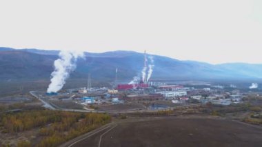 Fabrika, bacalardan duman çıkıyor. Küresel ısınma ve hava kirliliği 