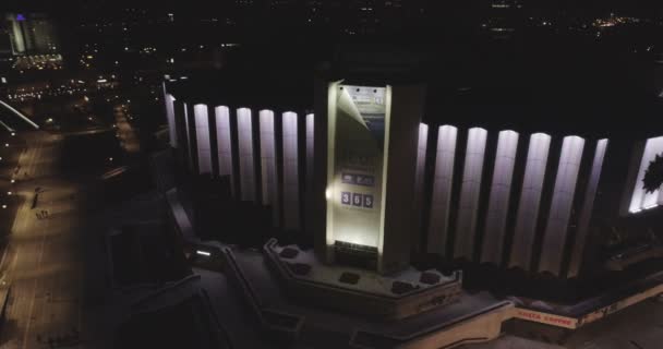 Sofia Bulgarije -14 10 2019: Ndk-lampjes 's nachts. Mooi Nationaal Paleis van Cultuur in Sofia, luchtfoto drone uitzicht — Stockvideo
