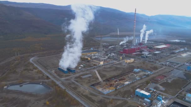 Vista aérea de la gran fundición de cobre y refinería Fábrica con pipas humeantes en día nublado — Vídeo de stock