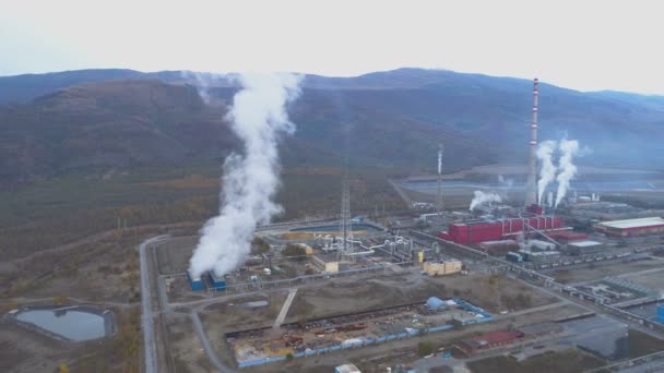 Açık arazideki bakır dökümhanesi ve rafineri fabrikasının havadan görüntüsü. Tüten borular baca drone görünümü — Stok video
