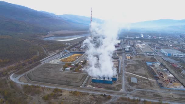 Il fumo esce dalle tubature della raffineria. Concetto di problema ecologico — Video Stock