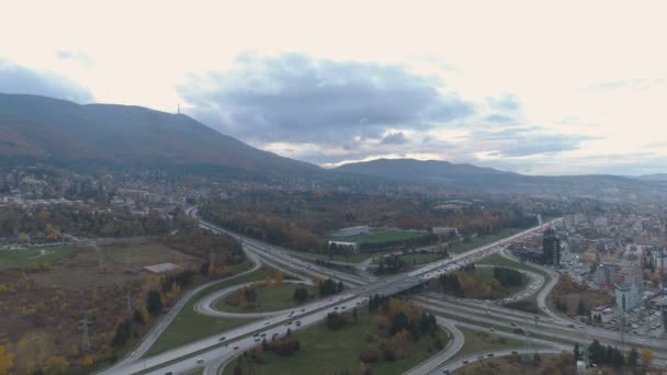Вид с воздуха на городское движение на кольцевой дороге Бояна в Софии, Болгария — стоковое видео