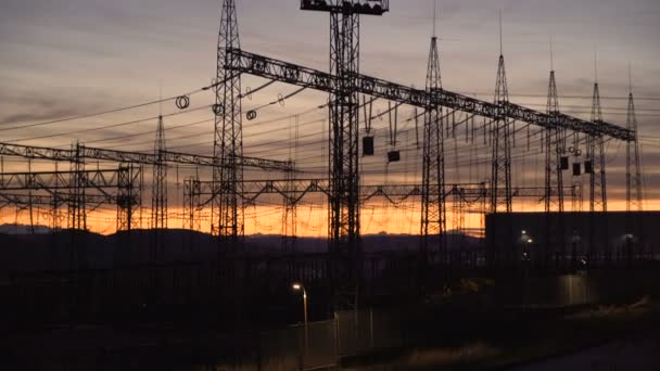 Hoge spanning elektrische torens tijdens zonsondergang, milieuschade concept — Stockvideo