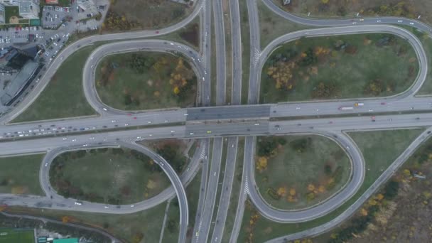 Légi nézet csomópont közúti és autópálya autópályák autópályák és mozgó autók szállítása Szófiában, Bulgáriában — Stock videók