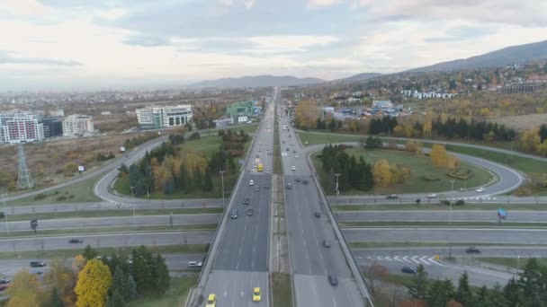 Luchtfoto van het stadsverkeer in Sofia, Bulgarije. Boyana ring weg, bypass weg snelweg met drukke verkeer — Stockvideo