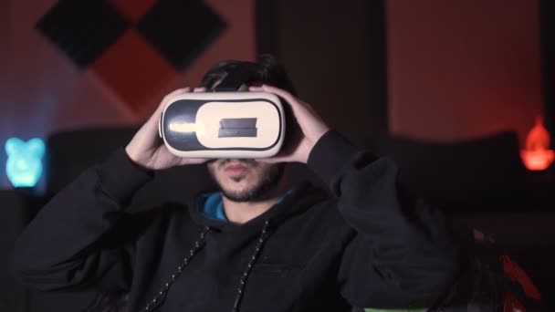 Mužský hráč si užívá virtuální realitu v brýlích, dělá gesta rukou — Stock video