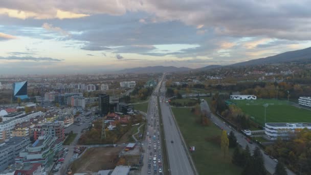 Cielo escénico con nubes de colores sobre el tráfico de hora punta en Sofía, Bulgaria — Vídeos de Stock