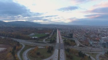 Boyana, Sofya 'daki yoğun saatlerin hava görüntüsü. Manzaralı renkli gökyüzü olan şehir manzarası