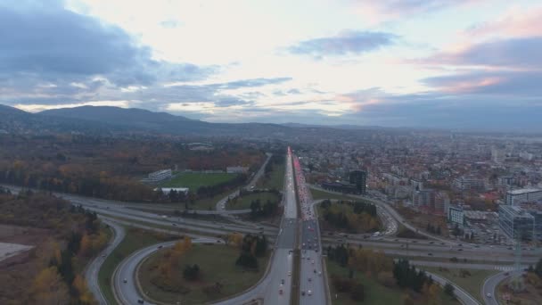 Letecký pohled na dopravní špičku v Boyaně v Sofii. Městský pohled s malebnou barevnou oblohou — Stock video