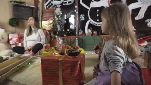 Sarışın kız Noel arifesini hamile annesiyle dekore edilmiş evlerinde geçiriyor. — Stok video