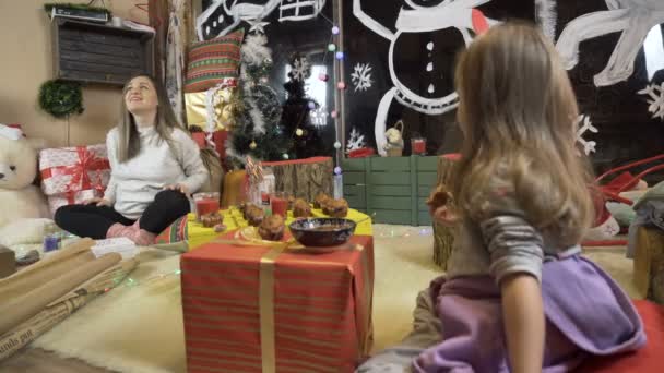 Boldog, áldott anya beszél a lányával a karácsonyi vacsorán. — Stock videók