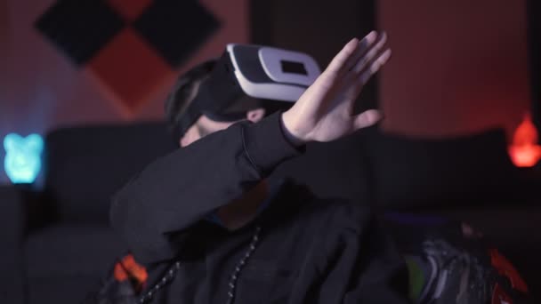 Muž hraje virtuální hry s Vr brýle dělá gesta s rukou — Stock video