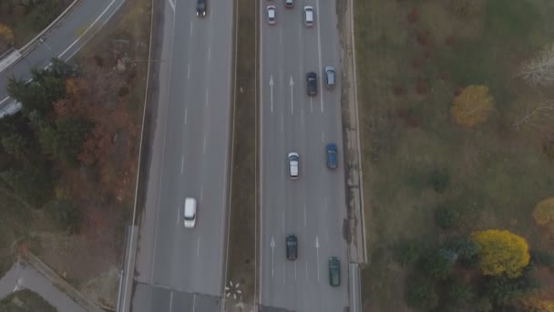 Drone następujące samochody w zatłoczeniu dróg w Boyana, Sofia, Bułgaria — Wideo stockowe