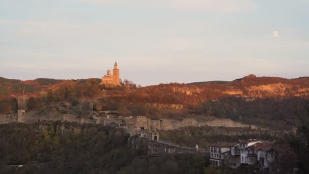 Gün batımında Veliko Tarnovo 'daki Arbanasi kalesinin panoramik manzarası — Stok video